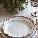 Illustration d'un service de table raffiné rappelant la cuisine de château
