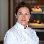 Portrait serein de Claire Lefevre, experte en pâtisserie traditionnelle française