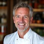 Portrait chaleureux de Marc Dupont, spécialisé dans les cuisines régionales de France