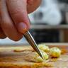 Chef montrant une technique de découpe avec un couteau ancien