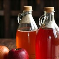 Bouteilles de boissons artisanales sur une table en bois